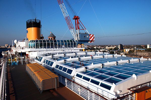 Les toits coulissants en verre pour piscines font partie des développements de Navalimpianti pour les bateaux de croisière