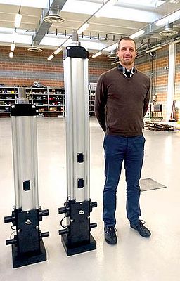 Gianpaolo Baracco, Ingénieur des ventes Ligne de Produits & Services au sein du Département Européen Industrie (EIBU) de NSK, et les deux cylindres électriques équipés de vis à billes HTF.