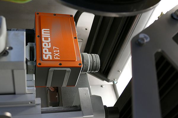 Une caméra hyperspectrale Specim FX17 intégrée dans un boîtier en acier inoxydable avec les spots halogènes est chargée de la prise d’image des emballages.