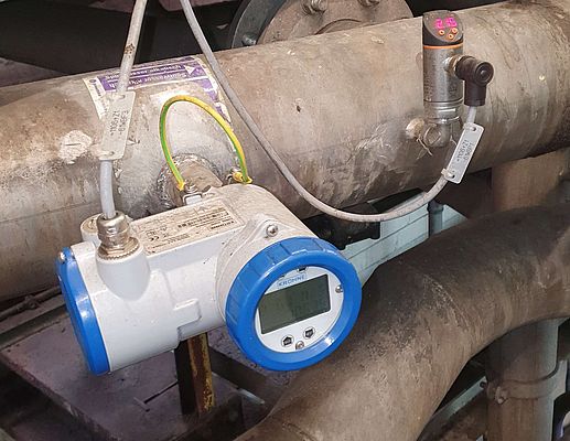 Pour l'intégration de la régulation dynamique de débit Ecoclean-DFC, les conduites d'alimentation de process produits existantes ont été équipées de capteurs pour mesurer la pression et le débit