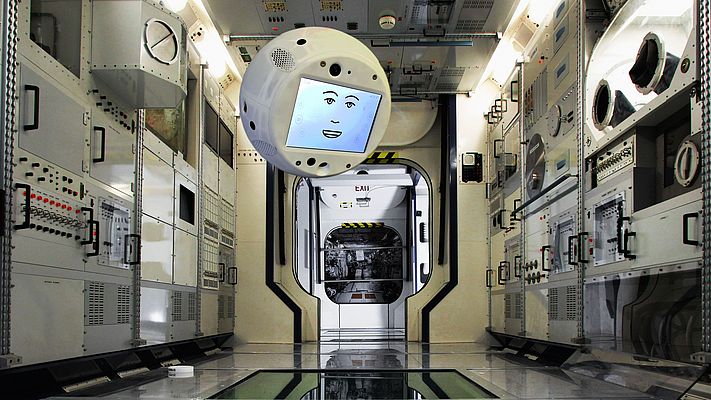 À bord de l’ISS, le robot sphérique flotte en apesanteur dans l’espace malgré ses cinq kilos.