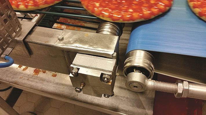 Les roulements Molded-Oil réduisent sensiblement les besoins de maintenance des bandes transporteuses d’une chaîne de production de pizzas surgelées.