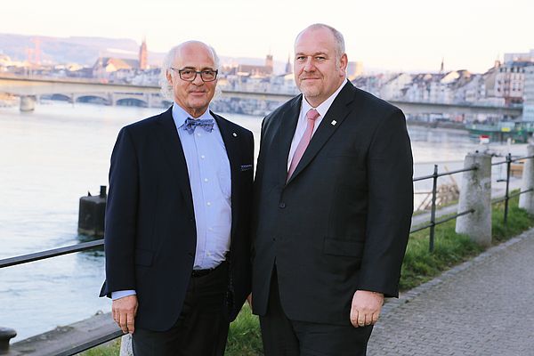 Klaus Endress (gauche) entrera au Conseil de surveillance d’Endress+Hauser à compter du 1er janvier 2014 ; Matthias Altendorf sera le nouveau directeur général du Groupe.