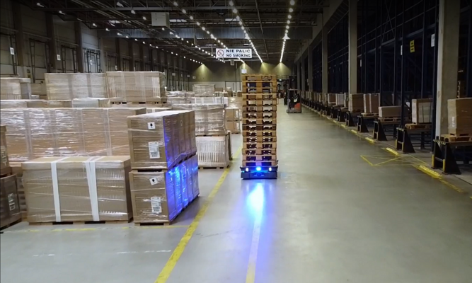 Avec les robots MiR, FM Logistic accélère les processus logistiques d'un entrepôt Ikea
