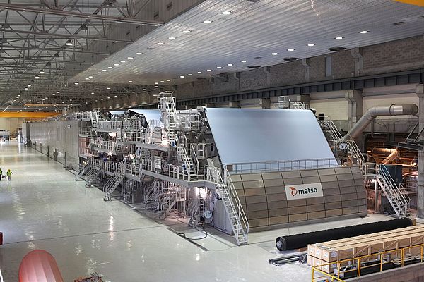 Installée à Setúbal au Portugal, cette machine qui mesure 11,1 mètres de large, produit environ 500 000 tonnes par an de papier de qualité supérieure.