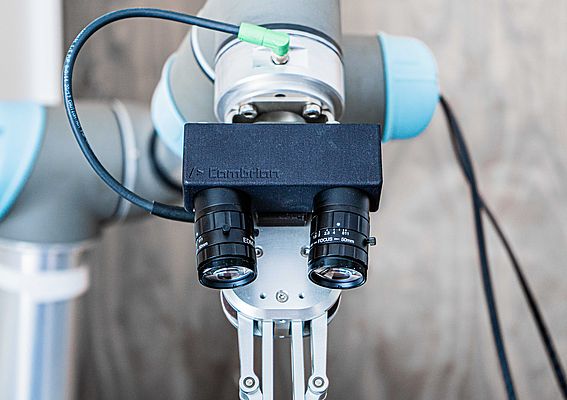 Deux caméras IDS sur le bras du robot fournissent des images pour un traitement ultérieur rapide et précis grâce à un logiciel intelligent.