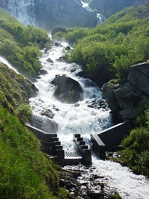 Exemple d'une prise d'eau installée dans un massif montagneux.