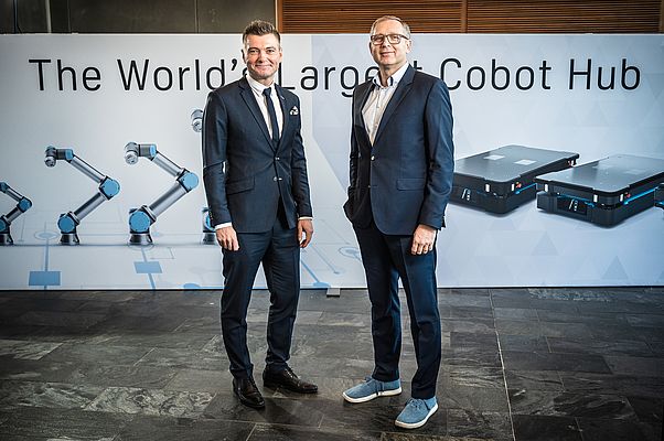 Thomas Visti, PDG de Mobile Industrial Robots, à gauche et Jürgen von Hollen, PDG d'Universal Robots à droite.