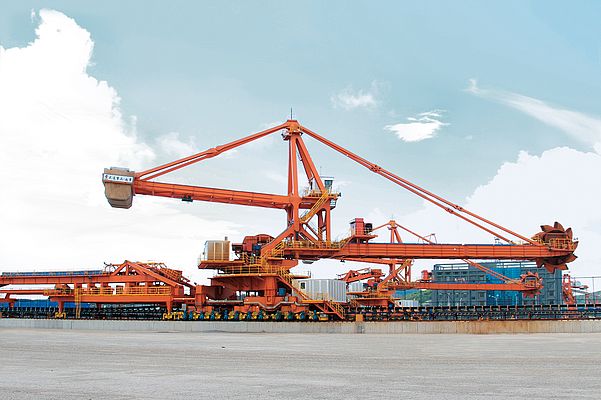 Les chargeurs et déchargeurs du port de Wugang sont capables de manutentionner 5 000 tonnes de minerai par heure.