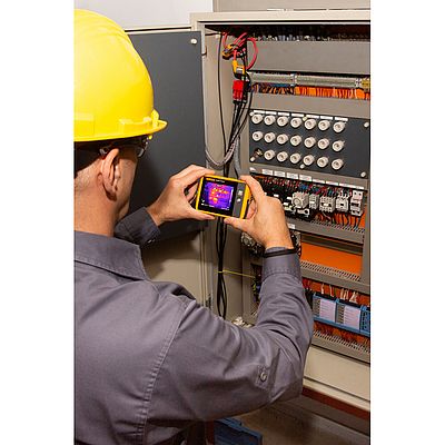 La Fluke PTi120 permet d’effectuer des inspections infrarouges et des contrôles de température du matériel électrique