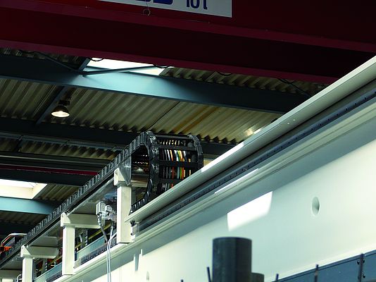 Une chaîne porte-câbles à roulettes P4 alimente un dispositif d’admission ultra rapide de la société Schuler Automation pour des lignes de presses.