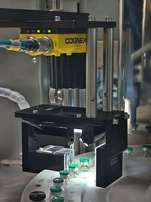 Le dispositif AIM 596 mis en œuvre chez EISAI Machinery GmbH peut inspecter des flacons en verre fragiles en quelques fractions de seconde grâce à deux systèmes de vision In-Sight de Cognex.
