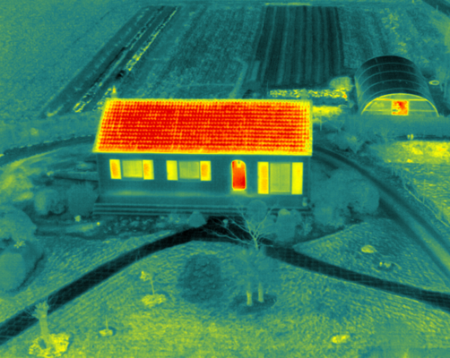 La caméra thermique d’un drone peut accéder à l’ensemble d’un bâtiment, là où il est impossible d’accéder avec une caméra thermique à main.