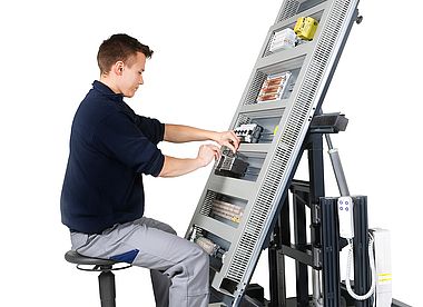 Tables de câblage ergonomiques pour ateliers électriques