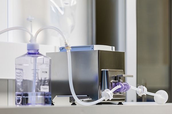 Le Proline Promass U 500 est disponible en version OEM et en version 3/4 paillasse, avec son boîtier, pour les applications de laboratoire.