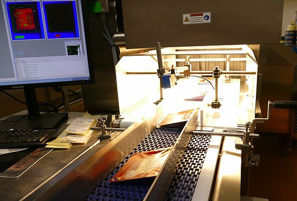 Le système HSI inspecte jusqu‘à 145 emballages de fromage par minute pour s’assurer de l’imperméabilité de leur scellage.