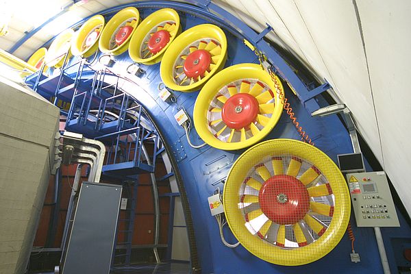 Dans la section extérieure, l’air est repoussé par 13 ventilateurs vers l'intérieur de la salle où il est accéléré. Un automate de la séries 90-30 de GE Intelligent Platforms régule la vitesse des hélices.