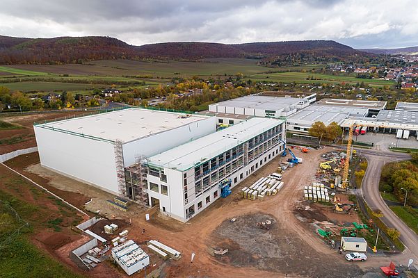 Vue aérienne du nouveau bâtiment. L’usine Wago est visible à l’arrière-plan.