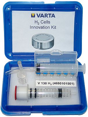 Modèle de démonstration de Varta Microbattery pour la définition d’un système de dosage utilisant un élément H2 (au fond, à droite)