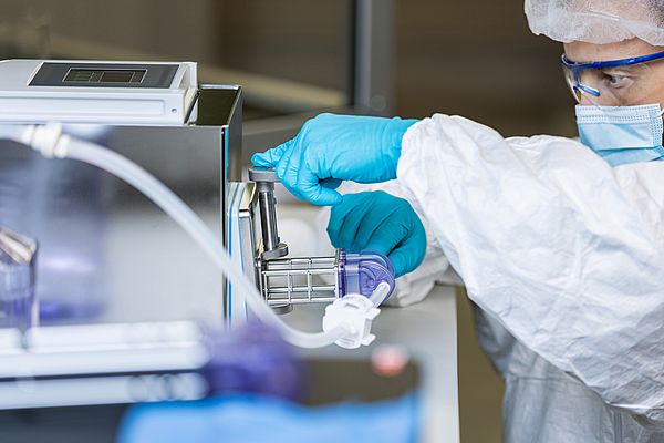 Les composants jetables peuvent être insérés et verrouillés dans l’unité de base d’une seule main