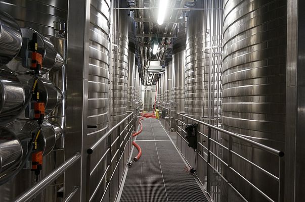 Champagne Veuve Clicquot exploite 400 cuves de fermentation.