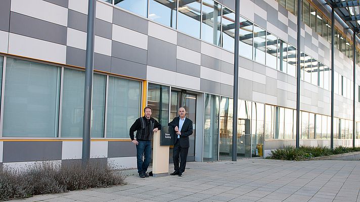 Jim Cooper, PDG de Maplesoft (à gauche) avec Michael Pisapia, vice-président des opérations européennes (à droite) au nouveau siège de Maplesoft en Europe.