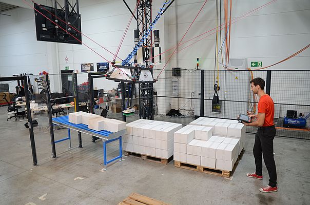 KEBA facilite le pilotage sécurisé des robots à câbles utilisés pour l’automatisation intralogistique sur grandes surfaces.