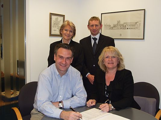 A gauche devant Fred Knowles (Head of Product Management RS) et juste derrière Nathalie Gerard (Supplier Account Manager RS. Devant à droite Susan Jacques, Managin Director EAO et derrière Robert Davies (Marketing Manager EAO)