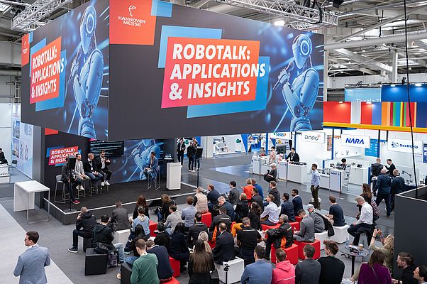 Lors de la HANNOVER MESSE, plusieurs scènes accueilleront des conférences et présentations techniques destinées aux visiteurs. La nouvelle Center Stage du Hall 25 constituera l’un des points forts du programme. Photo : Deutsche Messe AG