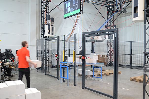 KEBA facilite le pilotage sécurisé des robots à câbles utilisés pour l’automatisation intralogistique sur grandes surfaces.