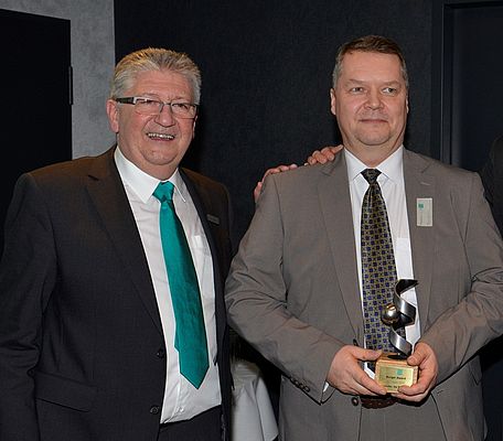 Kurt Husistein (à gauche sur la photo), PDG d’Eichenberger Gewinde AG, remet à Toni Salin de Movetec OY Finland (à droite sur la photo) le premier Burg Award