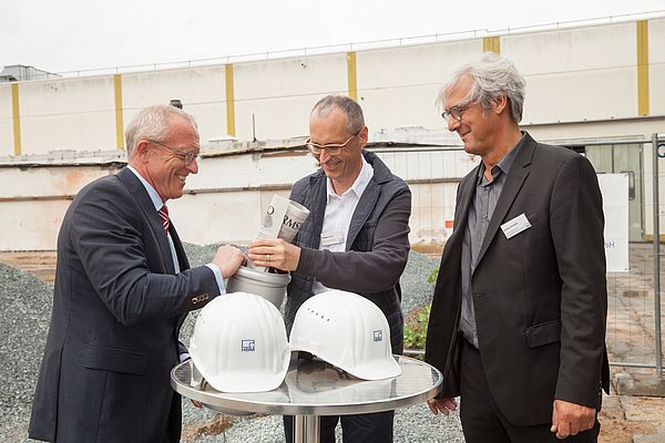 De gauche à droite : Andreas Hüllhorst, PDG  de HBM ; Rüdiger Ruby, Architecte du nouveau bâtiment et Jochen Partsch, maire de Darmstadt.