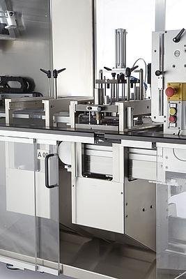 Les robots Fanuc 200 LR MATE 200 IC permettent la récupération des blisters directement en amont.