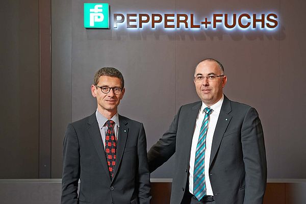 De gauche à droite : Félix CHAÏB Directeur Commercial France et Alain KARP Directeur des Ventes Europe de l‘Ouest