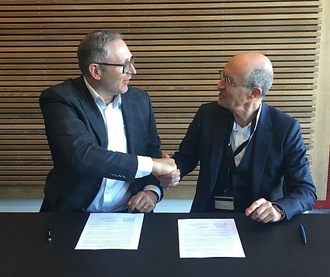 Jürgen von Hollen, Président d’Universal Robots (à gauche), et Jean-Michel Renaudeau, Directeur Général de Sepro Group (à droite).