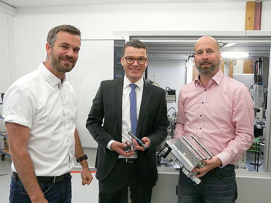 Ulrich Baumgartner, gérant de la société Kabtec (à droite) avec Florian Baumgartner, responsable Recherche et Développement et du bureau d'études (à gauche) et Markus Stilling, chef des ventes dry-tech pour le sud de l'Allemagne