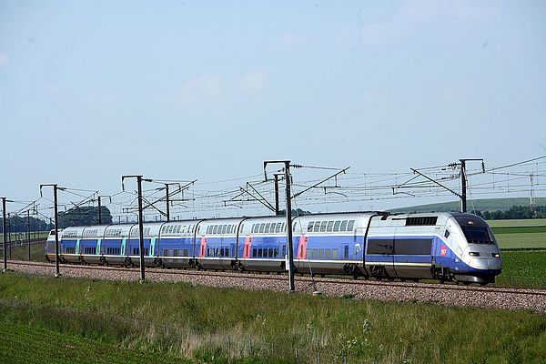 Les TGV de SNCF circulent à une vitesse d´environ 320 km/h qui soumet les roulements pour boîtes d´essieux à de fortes sollicitations. (Crédit photo : SNCF)