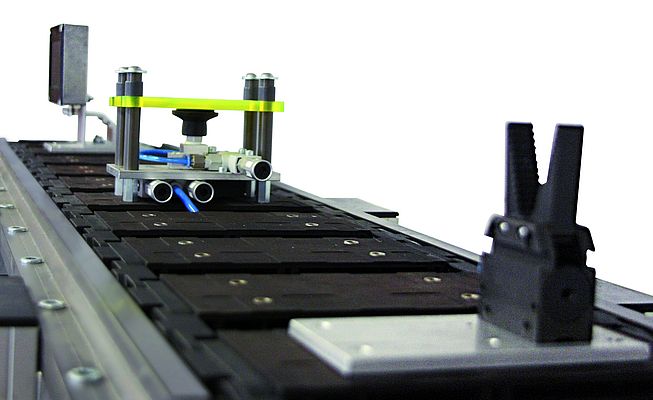La surface de montage plane de la chaîne de convoyage intelligente peut accueillir des postes d’usinage et des outils très variés, dont des grappins, des ventouses, des capteurs ou des caméras.