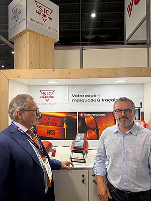 Orhan Erenberk (PEI) et Nicolas Berrée, Technico commercial responsable secteur Ouest sur le stand SIC-Marking au SEPEM Brest